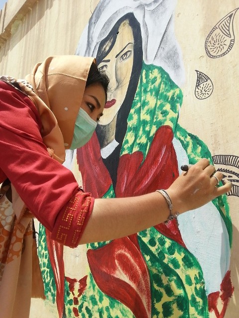 نقاشی در خیابان‌های پر از خطر ( گفتگو با زینب احمدی، نقاش «عروس فیروزکوه» )